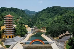 Khu du lịch sinh thái Cổng Trời, huyện Đông Giang, tỉnh Quảng Nam đã mở cửa đón khách dịp lễ 30/4 và 1/5. (Ảnh: Đoàn Hữu Trung/TTXVN)