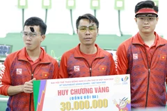 Ba xạ thủ Trần Quốc Cường, Phạm Quang Huy và Phan Công Minh giành huy chương Vàng nội dung súng ngắn đồng đội 10m. (Ảnh: Vũ Sinh/TTXVN)