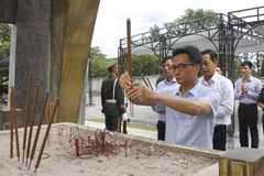 Phó Thủ tướng Vũ Đức Đam và đoàn công tác đến đặt vòng hoa, dâng hương tại Nghĩa trang Liệt sỹ Quốc gia Đường 9. (Ảnh: Thanh Thủy/TTXVN)