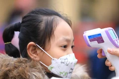 Kiểm tra thân nhiệt cho học sinh. (Nguồn: TTXVN)