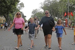 Du khách nước ngoài tham gia trên tuyến phố đi bộ Hồ Gươm. (Ảnh: Trần Việt/TTXVN)