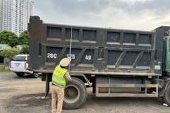 Cảnh sát giao thông kiểm tra kích thước thùng xe vi phạm. (Nguồn: Cand)