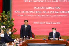 Phó giáo sư-tiến sỹ Lý Việt Quang, Viện trưởng Viện Hồ Chí Minh và các lãnh tụ của Đảng phát biểu. (Ảnh: Văn Điệp/TTXVN)