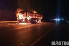 Xe khách bị cháy trên cao tốc Nội Bài-Lào Cai. (Nguồn: Atgt.vn)