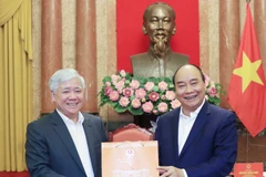 Chủ tịch nước Nguyễn Xuân Phúc và Chủ tịch Ủy ban Trung ương MTTQ Đỗ Văn Chiến tại buổi lễ. (Ảnh: Thống Nhất/TTXVN)