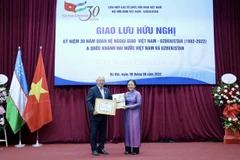 Chủ tịch Liên hiệp các tổ chức hữu nghị Việt Nam Nguyễn Phương Nga trao tặng Kỷ niệm chương 'Vì hòa bình hữu nghị giữa các dân tộc' cho ông Alisher Mukhamedov. (Nguồn: Thời Đại)