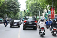 Dù đã có vạch kẻ đường phân làn trên phố Quang Trung nhưng trong chiều 17/7, nhiều người điều khiển phương tiện tham gia giao thông vẫn vi phạm lỗi lấn làn. (Ảnh: Hoàng Hiếu/TTXVN)