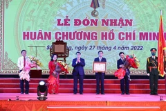 Thủ tướng Phạm Minh Chính trao Huân chương Hồ Chí Minh cho lãnh đạo tỉnh Sóc Trăng. (Ảnh: Dương Giang/TTXVN)