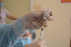 Cận cảnh lấy vaccine ngừa COVID-19. (Ảnh: Văn Dũng/TTXVN)