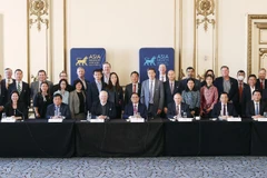 Thủ tướng Phạm Minh Chính với các đại biểu dự Tọa đàm đổi mới sáng tạo và khởi nghiệp. (Ảnh: Dương Giang/TTXVN)