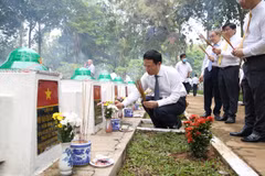 Bộ trưởng Bộ Thông tin và Truyền thông Nguyễn Mạnh Hùng thắp hương tại Nghĩa trang liệt sỹ ngành bưu điện R. (Ảnh: Thanh Tân/TTXVN)