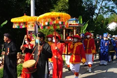 Ban tổ chức Lễ hội truyền thống Bà Thu Bồn năm 2022 rước Sắc phong về thờ tại mộ phần của Bà Thu Bồn trong khuôn viên lễ hội. (Ảnh: Trịnh Bang Nhiệm/TTXVN)