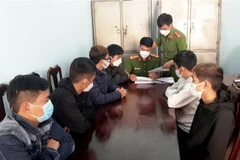 Các đối tượng tại cơ quan công an. (Ảnh: TTXVN phát)