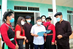 Trưởng thôn Ngòi Lộc, xã Minh Khương, huyện Hàm Yên, tỉnh Tuyên Quang tuyên truyền chính sách pháp luật cho nhân dân trong thôn. (Ảnh: Vũ Quang/TTXVN)