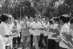 Cán bộ, công nhân nông trường Tam Đảo mừng đón Tổng Bí thư Nguyễn Văn Linh đến thăm nông trường, ngày 4/9/1987. (Ảnh: Xuân Lâm/TTXVN)