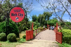 Một buổi biểu diễn nghệ thuật ở khu vực ốc đảo Bích Câu. (Ảnh: Chu Quốc Hùng/Vietnam+)