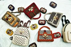 Các sản phẩm móc tay từ len của Lê Thanh Ái Nhi. (Ảnh: TTXVN phát)