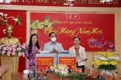 Phó Chủ tịch Quốc hội Trần Quang Phương tặng quà cho lãnh đạo tỉnh Quảng Ngãi. (Ảnh: TTXVN)