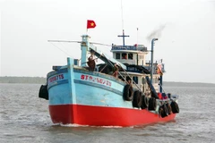 Tàu chở 2 ngư dân được cứu nạn cập cảng Trần Đề. (Ảnh do Bộ đội biên phòng Sóc Trăng cung cấp)