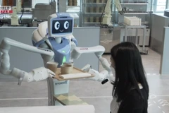 Robot phục vụ thực khách. (Nguồn: NHK)