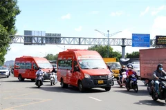 Các xe buýt tuyến 63-1 di chuyển trên đường Trường Chinh sau khi khai trương tuyến. (Ảnh: Tiến Lực/TTXVN)