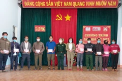 Tặng quà Tết cho các gia đình chính sách và hộ nghèo, người dân tộc thiểu số trên địa bàn xã Lơ Pang, huyện Mang Yang, tỉnh Gia Lai. (Ảnh: Hồng Điệp/Vietnam+)