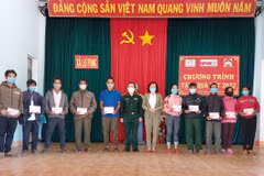 Tặng quà Tết cho các gia đình chính sách và hộ nghèo, người dân tộc thiểu số trên địa bàn xã Lơ Pang, huyện Mang Yang, tỉnh Gia Lai. (Ảnh: Hồng Điệp/Vietnam+)