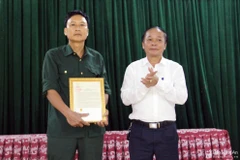 Ông Nguyễn Thanh Nhàn - Phó Chủ tịch Thường trực Hội đồng Thi đua Khen thưởng tỉnh Nghệ An, Phó Giám đốc Sở Nội vụ, thừa lệnh của Chủ tịch nước trao tặng Thư khen của Chủ tịch nước tới ông Nguyễn Hữu Hiền. (Nguồn: Báo Nghệ An)