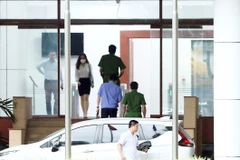 Lực lượng chức năng tới Trụ sở Bộ Y tế thực hiện việc khám xét nơi làm việc của cựu Bộ trưởng Bộ Y tế Nguyễn Thanh Long. (Ảnh: Phạm Kiên/TTXVN)