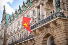 Cờ Việt Nam tung bay tại Tòa thị chính Humburg. (Ảnh: TTXVN phát)