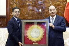 Chủ tịch nước Nguyễn Xuân Phúc tặng quà lưu niệm cho Đại sứ Ấn Độ Pranay Verma. (Ảnh: Thống Nhất/TTXVN)