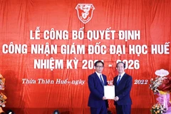 Bộ trưởng Bộ Giáo dục và Đào tạo Nguyễn Kim Sơn trao quyết định công nhận Giám đốc Đại học Huế cho Phó giáo sư, tiến sỹ Lê Anh Phương. (Ảnh: Mai Trang/TTXVN)