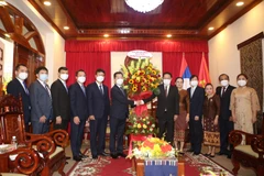 Đoàn đại biểu tặng hoa, quà chúc mừng ông Viengxay Phommachanh, Tổng Lãnh sự quán Lào cùng toàn thể cán bộ, nhân viên đang công tác tại Tổng Lãnh sự quán tại Đà Nẵng nhân dịp Tết cổ truyền Bunpimay. (Ảnh: Trần Lê Lâm/TTXVN)