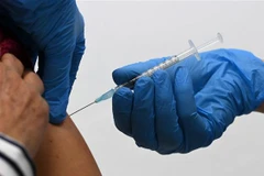 Tiêm vaccine ngừa COVID-19. (Ảnh: AFP/TTXVN)