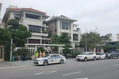 Cơ quan chức năng khám xét nhà của ông Phạm Hồng Hà, nguyên Chủ tịch UBND thành phố Hạ Long. (Ảnh: Thanh Vân/TTXVN)