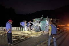 Chiếc xe tải ben chở keo tràm biến dạng sau vụ việc. (Ảnh: TTXVN phát)