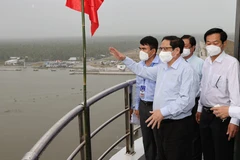 Thủ tướng Phạm Minh Chính khảo sát công trình cống Cái Lớn. (Ảnh: Dương Giang/TTXVN)
