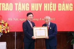 Phó Thủ tướng Thường trực Phạm Bình Minh trao Huy hiệu 75 năm tuổi Đảng tặng ông Nguyễn Mạnh Cầm. (Ảnh: Lâm Khánh/TTXVN)