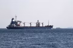 Tàu chở ngũ cốc của Ukraine đi qua Eo biển Bosphorus ở Istanbul, Thổ Nhĩ Kỳ, ngày 3/8/2022. (Ảnh: THX/TTXVN)
