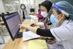 Khu vực nhập liệu, đưa thông tin của người được tiêm vaccine phòng COVID-19 lên hệ thống, khâu quan trọng trong việc cấp hộ chiếu vaccine. (Ảnh: Minh Quyết/TTXVN)