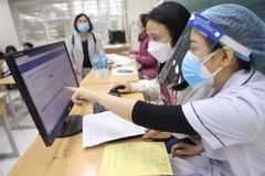 Khu vực nhập liệu, đưa thông tin của người được tiêm vaccine phòng COVID-19 lên hệ thống, khâu quan trọng trong việc cấp hộ chiếu vaccine. (Ảnh: Minh Quyết/TTXVN)