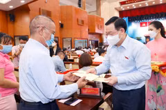 Chủ tịch Quốc hội Vương Đình Huệ tặng quà cán bộ, bác sỹ, người có công tại Thành phố Hồ Chí Minh. (Ảnh: Doãn Tấn/TTXVN)