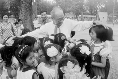 Chủ tịch HĐNN Võ Chí Công với đại biểu thiếu nhi dự Đại hội Cháu ngoan Bác Hồ toàn quốc lần thứ III (Hà Nội, 23/6/1990). (Ảnh: Trịnh Liêm/TTXVN)