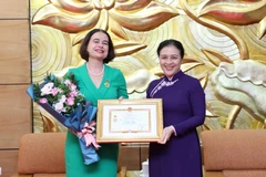 Chủ tịch Liên hiệp các Tổ chức hữu nghị Việt Nam Nguyễn Phương Nga trao trao tặng Kỷ niệm chương 'Vì hòa bình, hữu nghị giữa các dân tộc' cho Đại sứ Đặc mệnh toàn quyền Australia tại Việt Nam Robyn Mudie. (Ảnh: An Đăng/TTXVN)