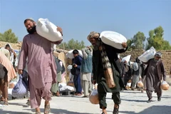 Người dân nhận lương thực cứu trợ tại Kandahar, Afghanistan. (Ảnh: THX/TTXVN)