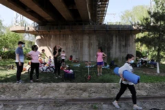 Nhiều gia đình ở Bắc Kinh tổ chức đi cắm trại. (Nguồn: Reuters) 