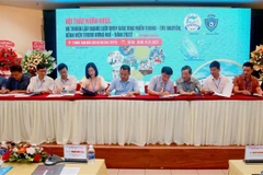 Ký kết biên bản ghi nhớ Mạng lưới ghép giác mạc khu vực miền Trung-Tây Nguyên, Bệnh viện Trung ương Huế. (Ảnh: TTXVN phát)