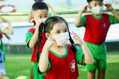 Trẻ mẫu giáo Trường Mầm non Hoa Phượng Đỏ, thành phố Rạch Giá, ngày đầu tiên đến trường. (Ảnh: Hồng Đạt/TTXVN)