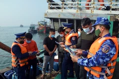 Tuyên truyền pháp luật cho bà con ngư dân tại âu đảo Bạch Long Vĩ. (Ảnh: TTXVN)