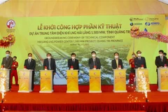 Các đại biểu thực hiện nghi thức khởi công dự án. (Ảnh: Nguyên Lý/TTXVN)